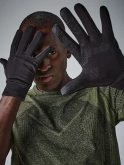 Softshell sports tech gloves